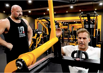 Jay Cutler guides Brian Shaw in a Mr. Olympia back workout