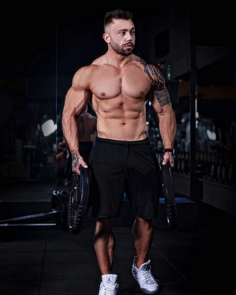 Cristhian Annes, a celebrated Brazilian bodybuilder, tragically passed away at 34 while awaiting a kidney transplant.
